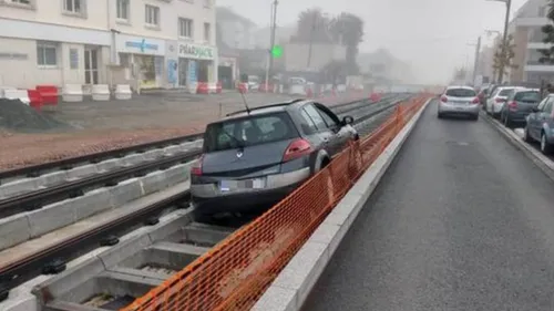 Une voiture coincée sur les rails du tramway (Photo)